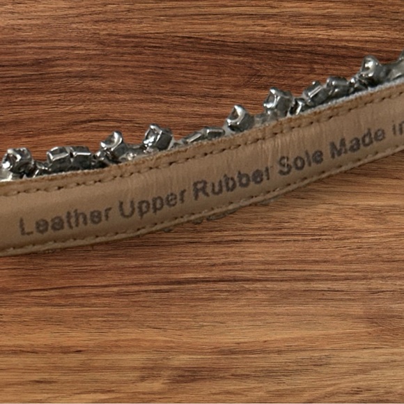 Women’s BADGLEY MISCHKA Silver T-Strap Yadira Wedge Leather Sandals, SZ. 6. - Picture 6 of 13